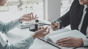 Mengatur aspek legal dan administratif
