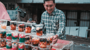 Menjual makanan dan minuman